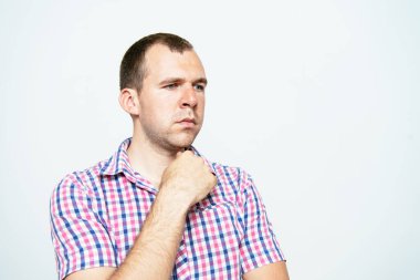 Stüdyoda poz veren adam