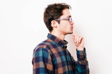 Adam parmağını onun dudaklarına koydu.