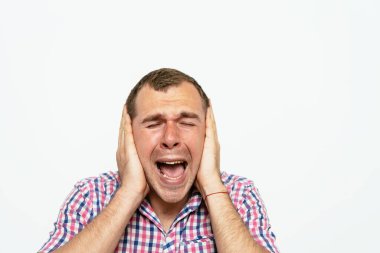 Stüdyoda poz veren adam