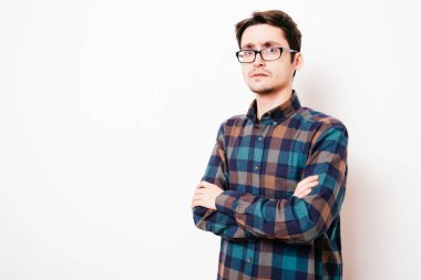 Kollarını kavuşturmuş bir adamın portresi.