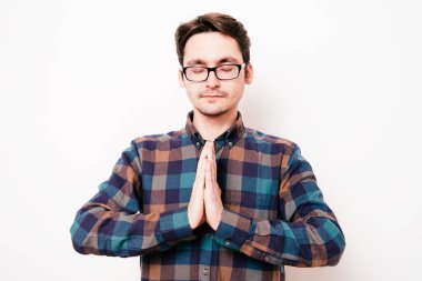 Stüdyoda poz veren adam