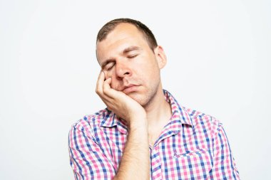 Stüdyoda poz veren adam