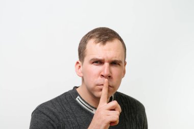 Adam parmağını onun dudaklarına koydu.