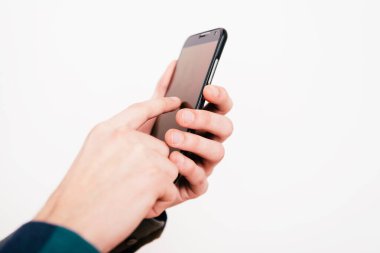 Akıllı telefonu olan bir adam.