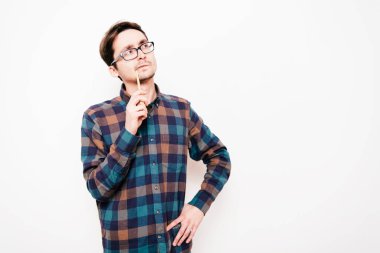 Adam kalemle bir şeyler düşünüyor.