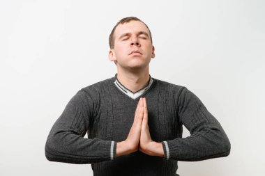 Portre adam, gözleri kapalı, meditasyonda