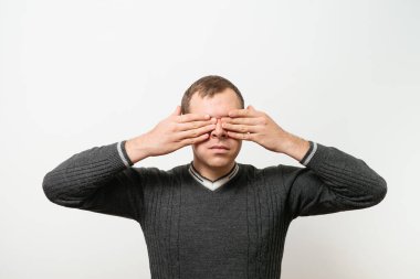 Erkekler gözlerini onun elleriyle kapatır.