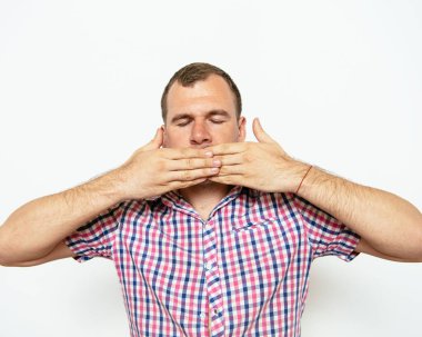 Adam ağzını kapatır.