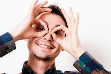 Adam elleriyle dürbün yapıyor.