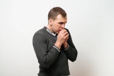 Stüdyoda poz veren adam