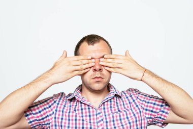 Erkekler gözlerini onun elleriyle kapatır.