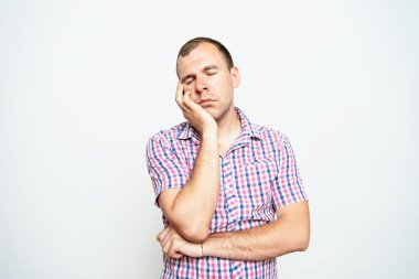 Stüdyoda poz veren adam