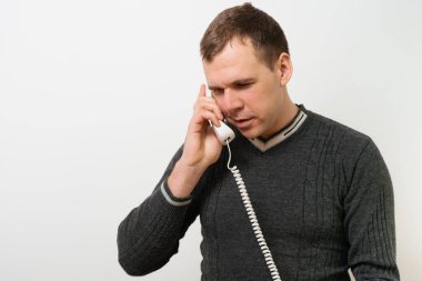 Adam sabit hattan konuşuyor.