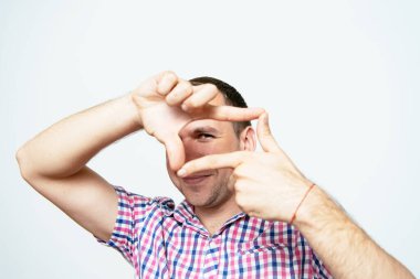 Adam el çerçevesi yapıyor.