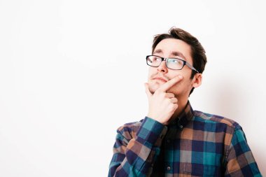 Stüdyoda poz veren adam