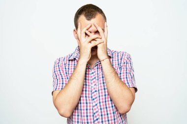 Adam yüzünü kapatıyor.