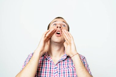 Stüdyoda poz veren adam