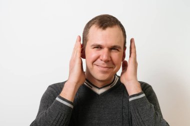 Stüdyoda poz veren adam