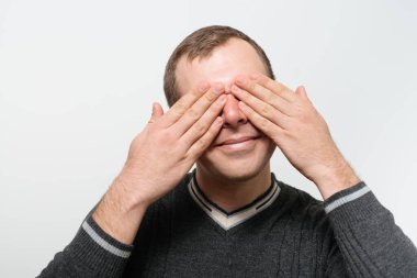 Erkekler gözlerini onun elleriyle kapatır.