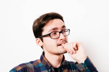 Adam tırnaklarını yiyor.