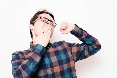 Stüdyoda poz veren adam