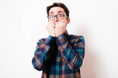 Adam tırnaklarını yiyor.