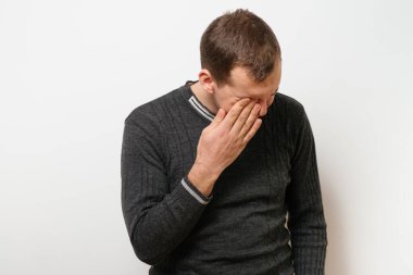 Stüdyoda poz veren adam