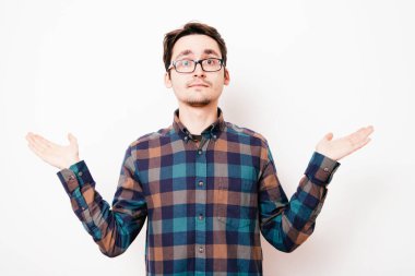 Adam ellerini havaya kaldırıyor.