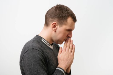 Stüdyoda poz veren adam