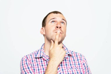 Stüdyoda poz veren adam