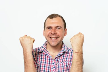 Neşeli, çok mutlu bir adam.