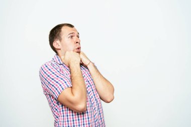 Stüdyoda poz veren adam