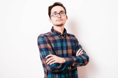 Kollarını kavuşturmuş bir adamın portresi.