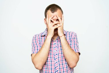 Adam yüzünü kapatıyor.