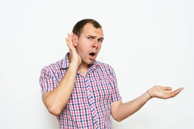 Kulak misafiri olur, dinlemeye çalışır..