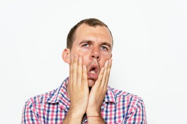 Stüdyoda poz veren adam