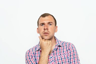 Stüdyoda poz veren adam