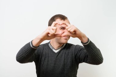 Adam kalp çerçevesi yapıyor.