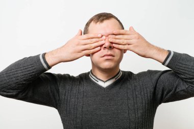 Erkekler gözlerini onun elleriyle kapatır.