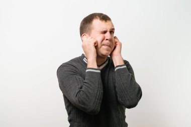 Stüdyoda poz veren adam