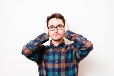 Stüdyoda poz veren adam