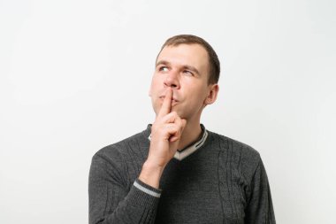 Stüdyoda poz veren adam