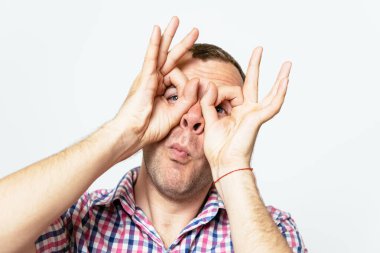 Adam elleriyle dürbün yapıyor.