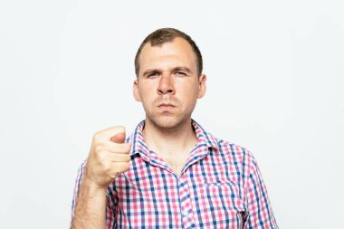 Adam incir gösteriyor.