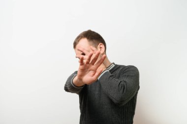 Adam korkudan korkuyor.