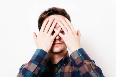 Erkekler gözlerini onun elleriyle kapatır.