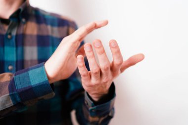 Adam alkışlar ve alkışlar