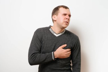 Kalp krizi geçiren bir adam.