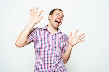 Neşeli, çok mutlu bir adam.