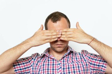 Erkekler gözlerini onun elleriyle kapatır.